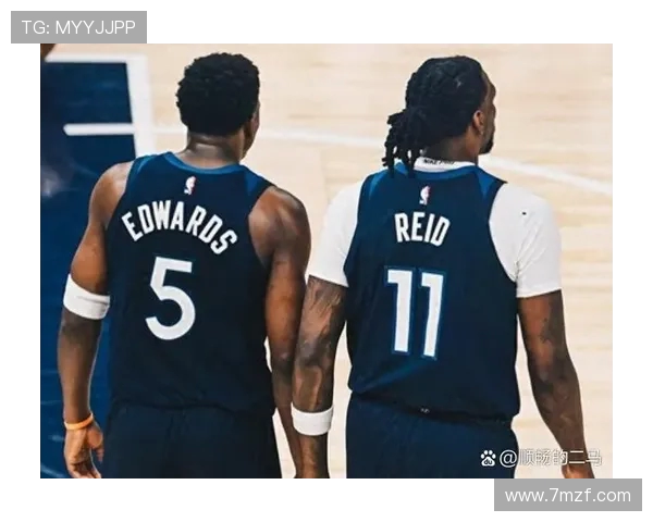 爱德华兹半场火力全开十二投六中砍下十八分引领球队攻势